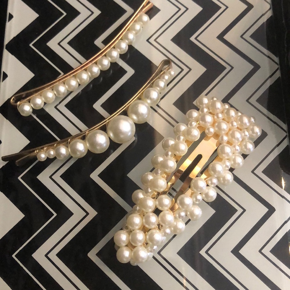 Pearl hair clips